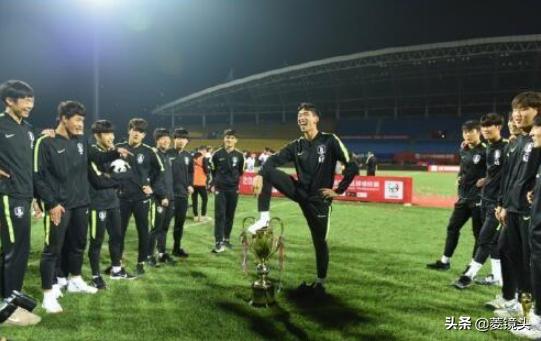 韓國隊公開道歉的導火索 韓球員踩中國獎杯
