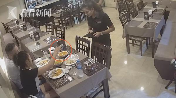 女子拔腿毛丟菜里 叫囂不免單就給差評(píng)
