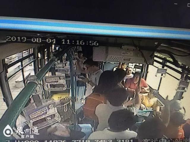 讓座慢遭大媽掌摑 該不該尊這些“為老不尊”的人/>
</p>
<p>
	11點(diǎn)16分58秒左右，大媽坐下，仍舊在說(shuō)著話。此時(shí)，前車(chē)廂的安全員穿過(guò)擁擠的過(guò)道走向女孩和大媽?zhuān)斓綍r(shí)，大媽突然站了起來(lái)，揚(yáng)起手朝女孩打去。只聽(tīng)見(jiàn)女孩尖叫“你干嗎打我啊”，迅速來(lái)到女孩身邊的安全員站在兩人之間，詢(xún)問(wèn)“干嗎呢”，并用手擋住大媽再次揚(yáng)起的手，及時(shí)制止了。
</p>
<p>
	在大媽打向女孩的瞬間，車(chē)廂內(nèi)的乘客也被嚇一跳。女孩質(zhì)問(wèn)大媽“干嗎打人，你動(dòng)手打人就不對(duì)，你要道歉”，<span style=