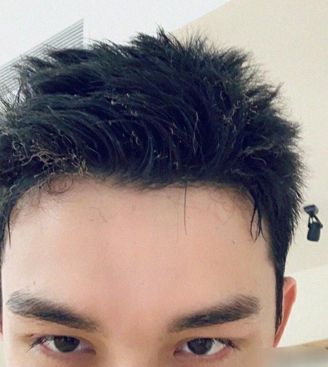 吳磊頭發燒焦了 烤雞神操作頭發不被烤焦才怪