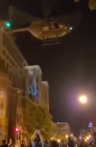 美國用軍用直升機驅散抗議群眾 讓人無語的是這是一架醫療直升機