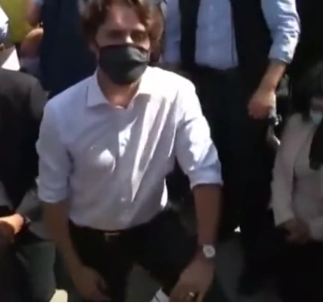 加拿大總理下跪示威抗議美國警察殺害黑人? 特魯多參加反歧視運動當眾跪下?

